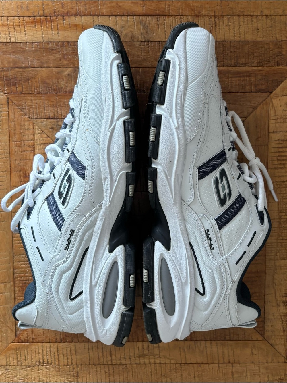 Men’s Skechers Vigor 2.0 - Serpentine White & Navy shoes  - 10.5 Wide EUC